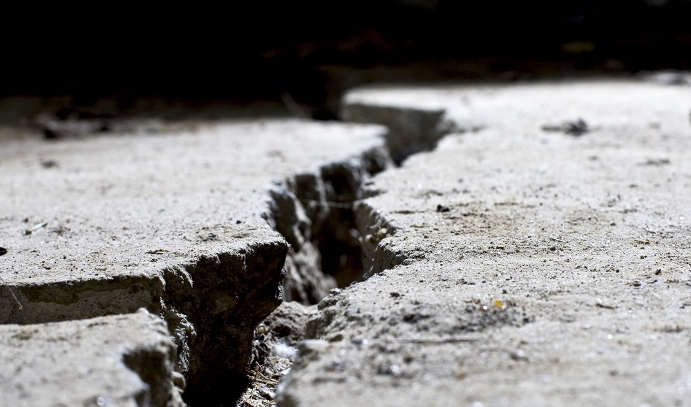 Concrete repair product epoxy fixes voids